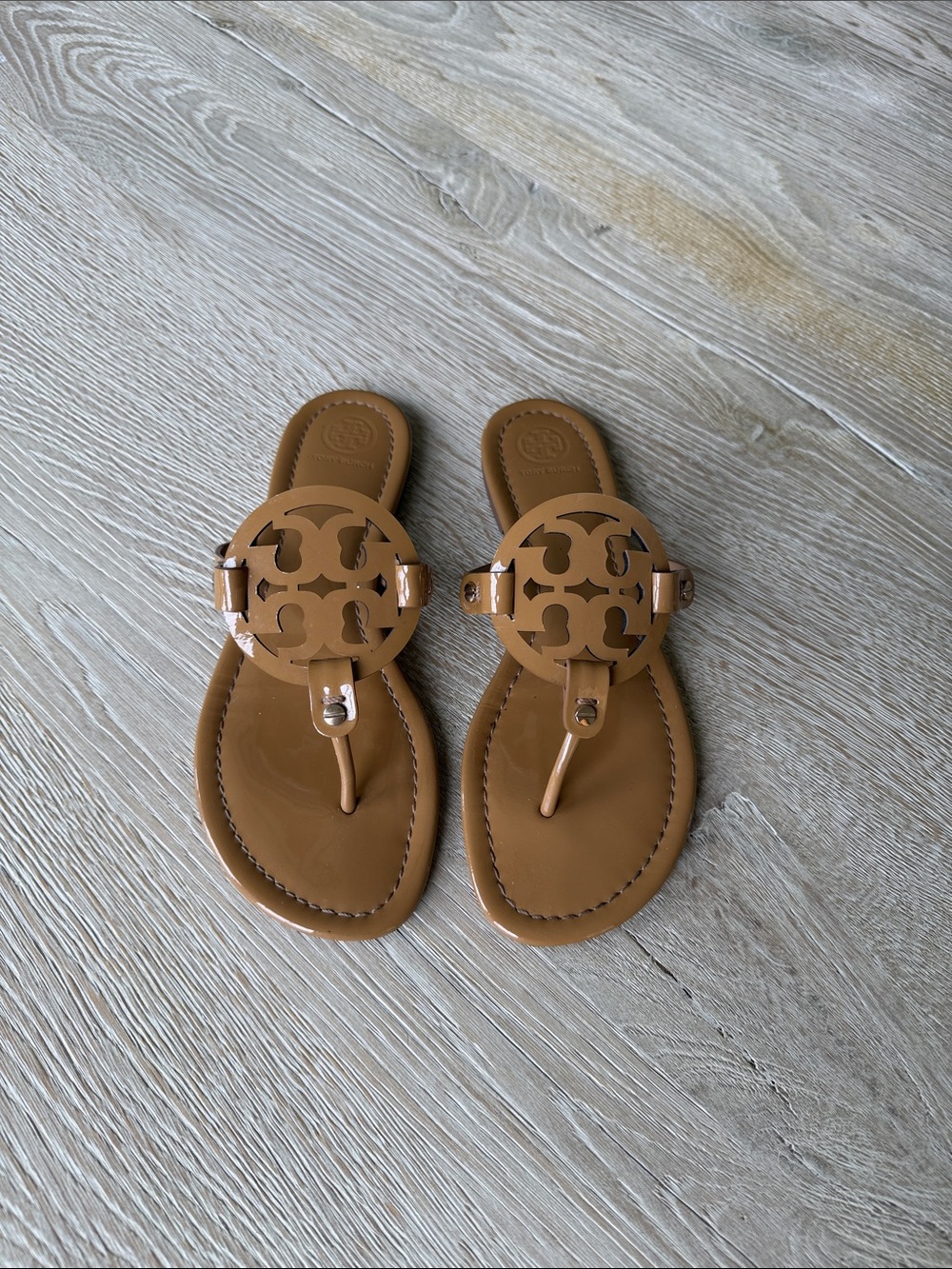 Tory Burch Patent Leather Logo Thong Sandals - Tan